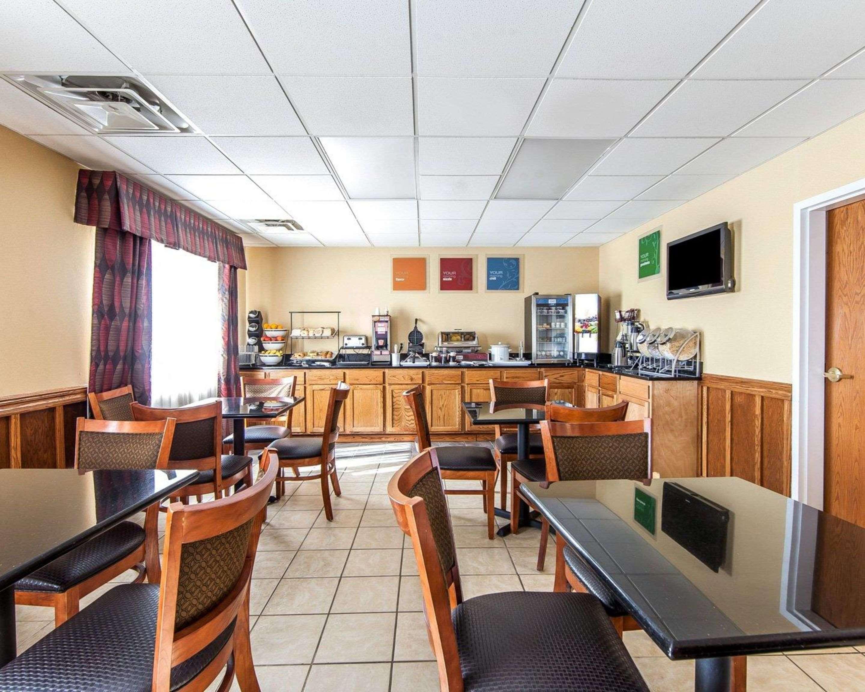 Quality Inn Seaman Екстериор снимка
