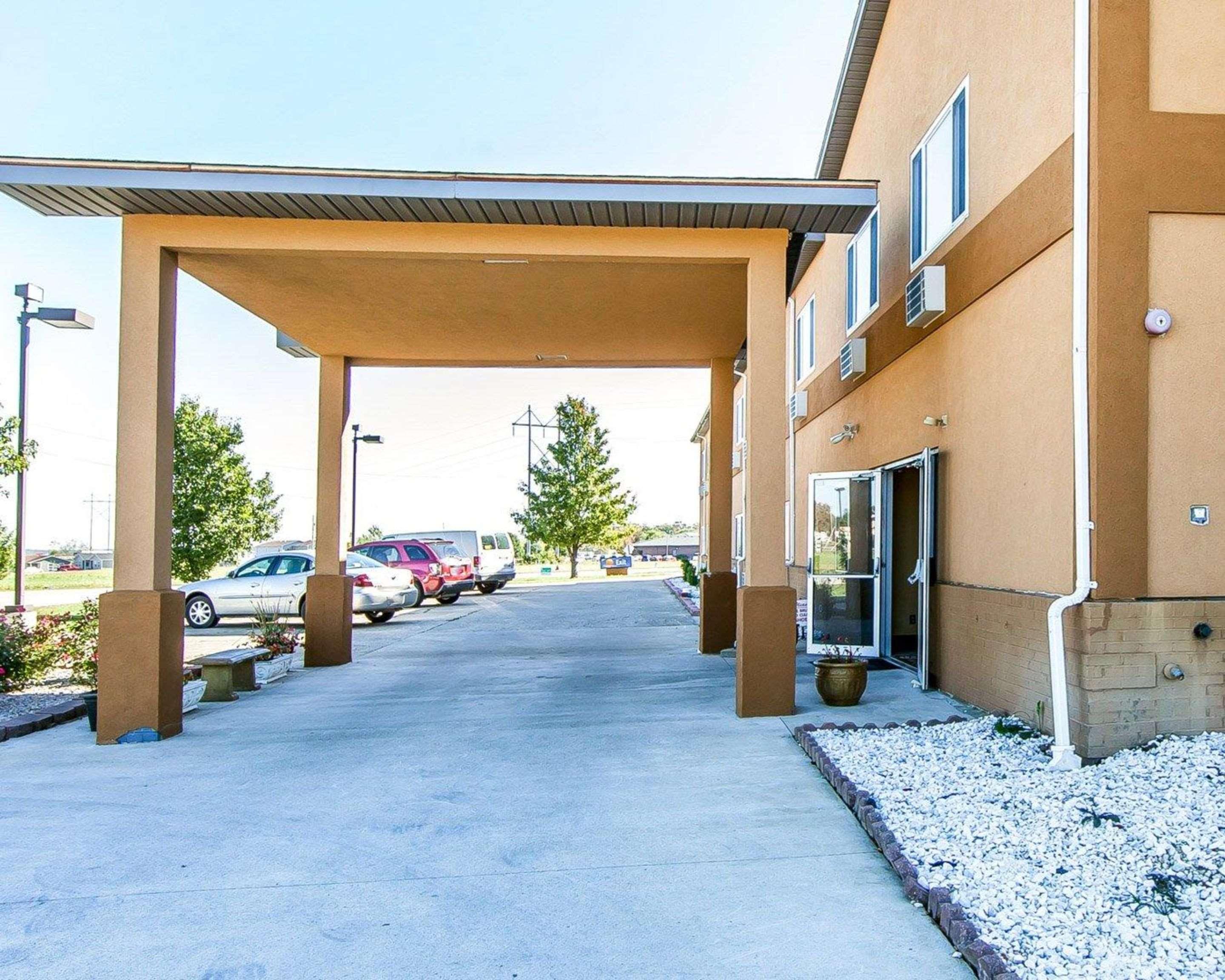 Quality Inn Seaman Екстериор снимка