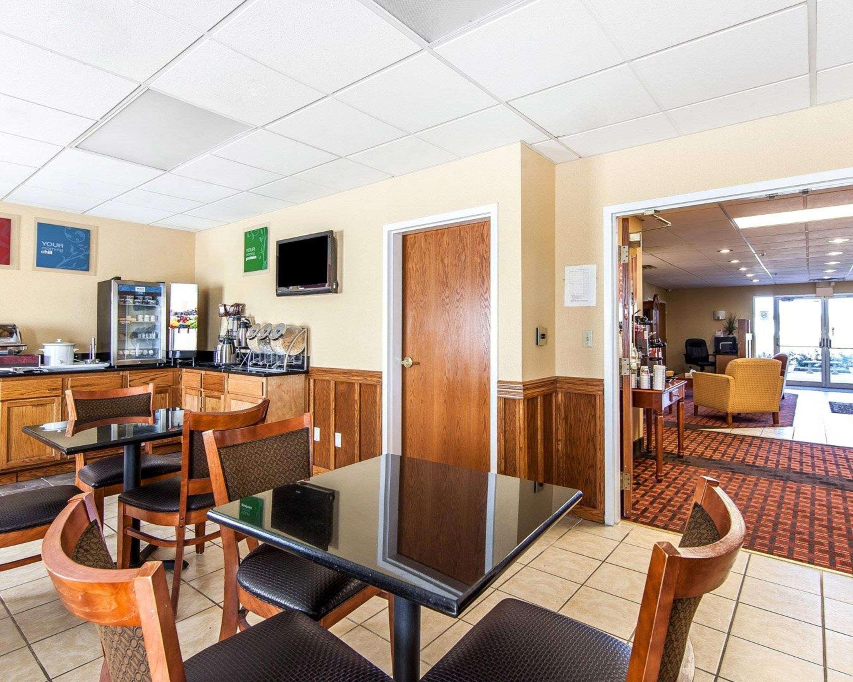 Quality Inn Seaman Екстериор снимка