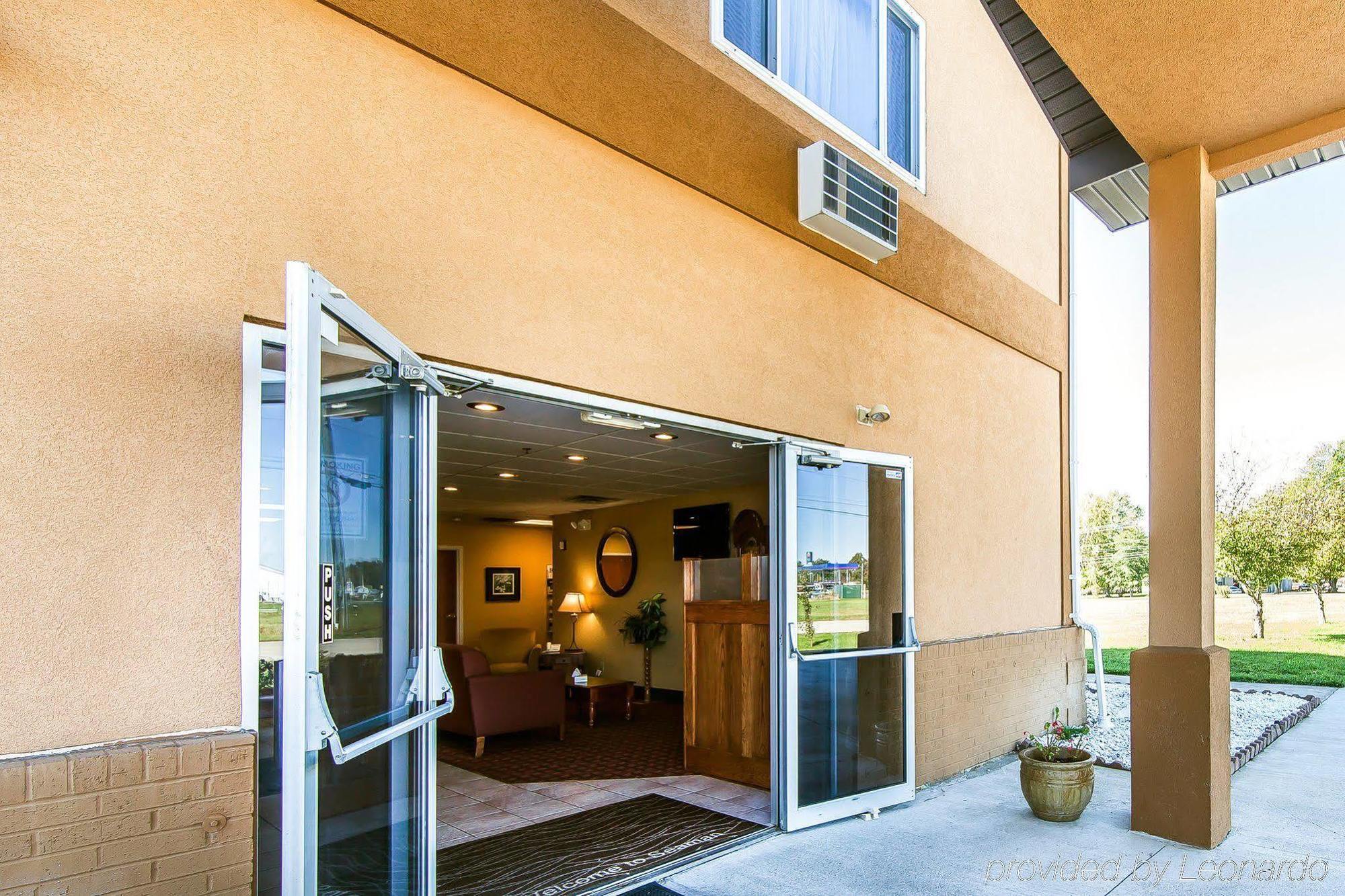 Quality Inn Seaman Екстериор снимка