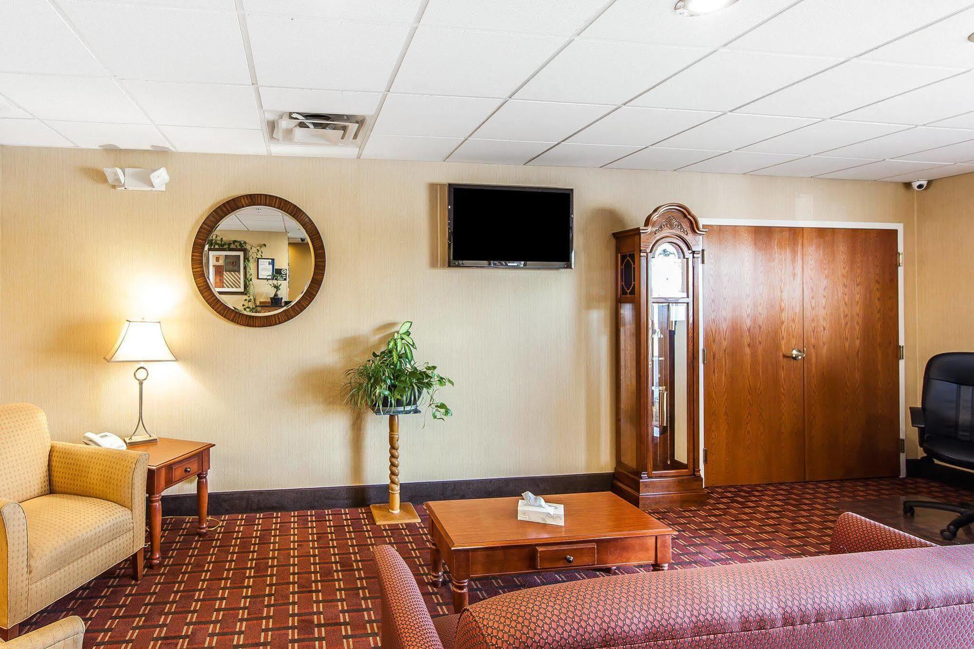 Quality Inn Seaman Екстериор снимка