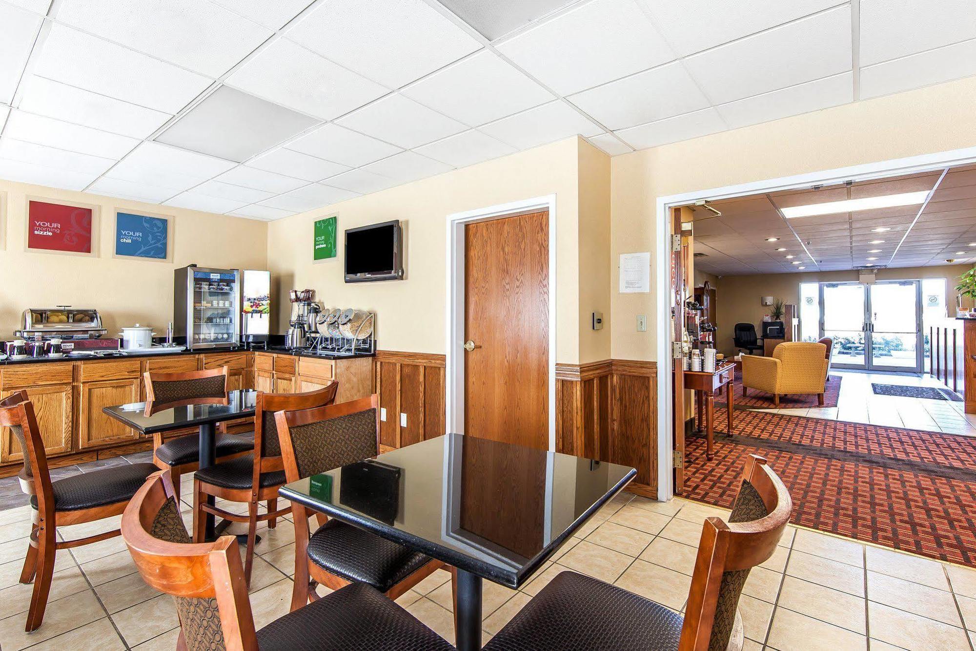 Quality Inn Seaman Екстериор снимка