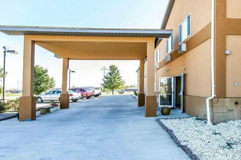Quality Inn Seaman Екстериор снимка